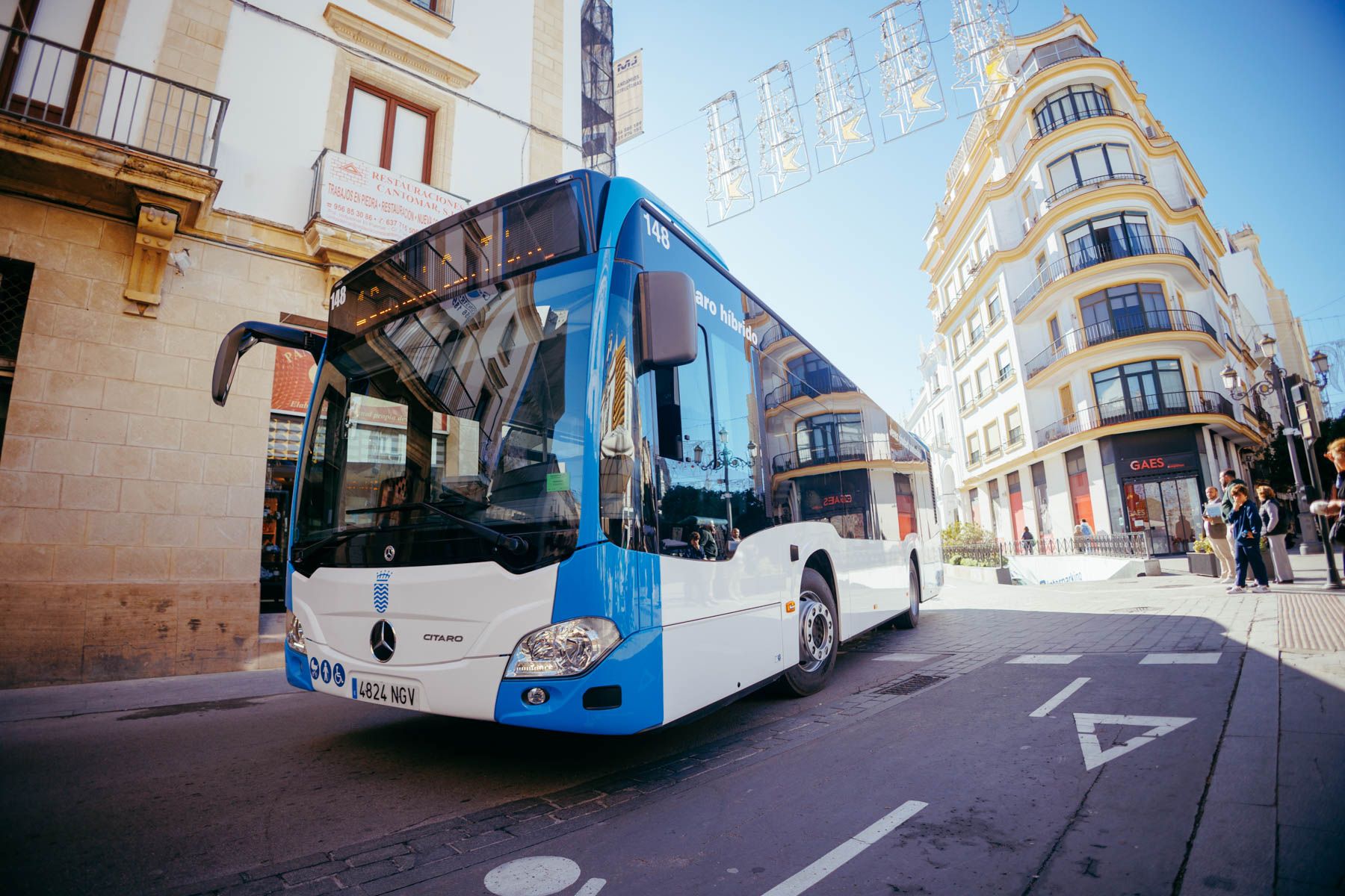 Los nuevos autobuses, por el centro de Jerez.