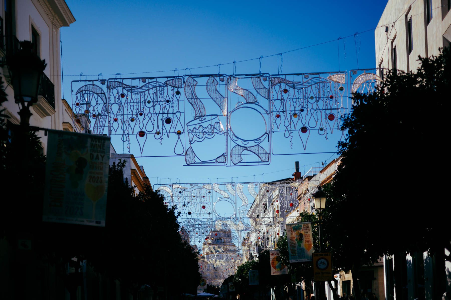 Ya está instalado el alumbrado navideño en la calle Larga de Jerez. Ya está instalado el alumbrado navideño en la calle Larga de Jerez.