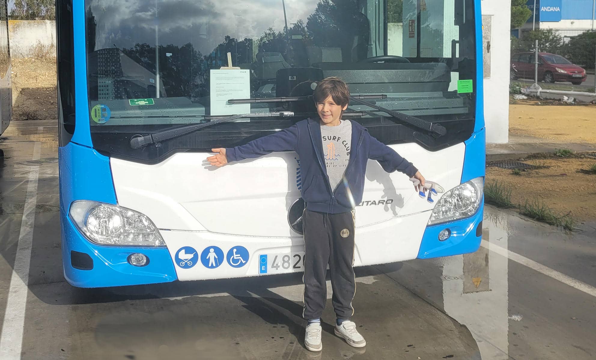 Óliver, posando delante de uno de los nuevos autobuses de Jerez.