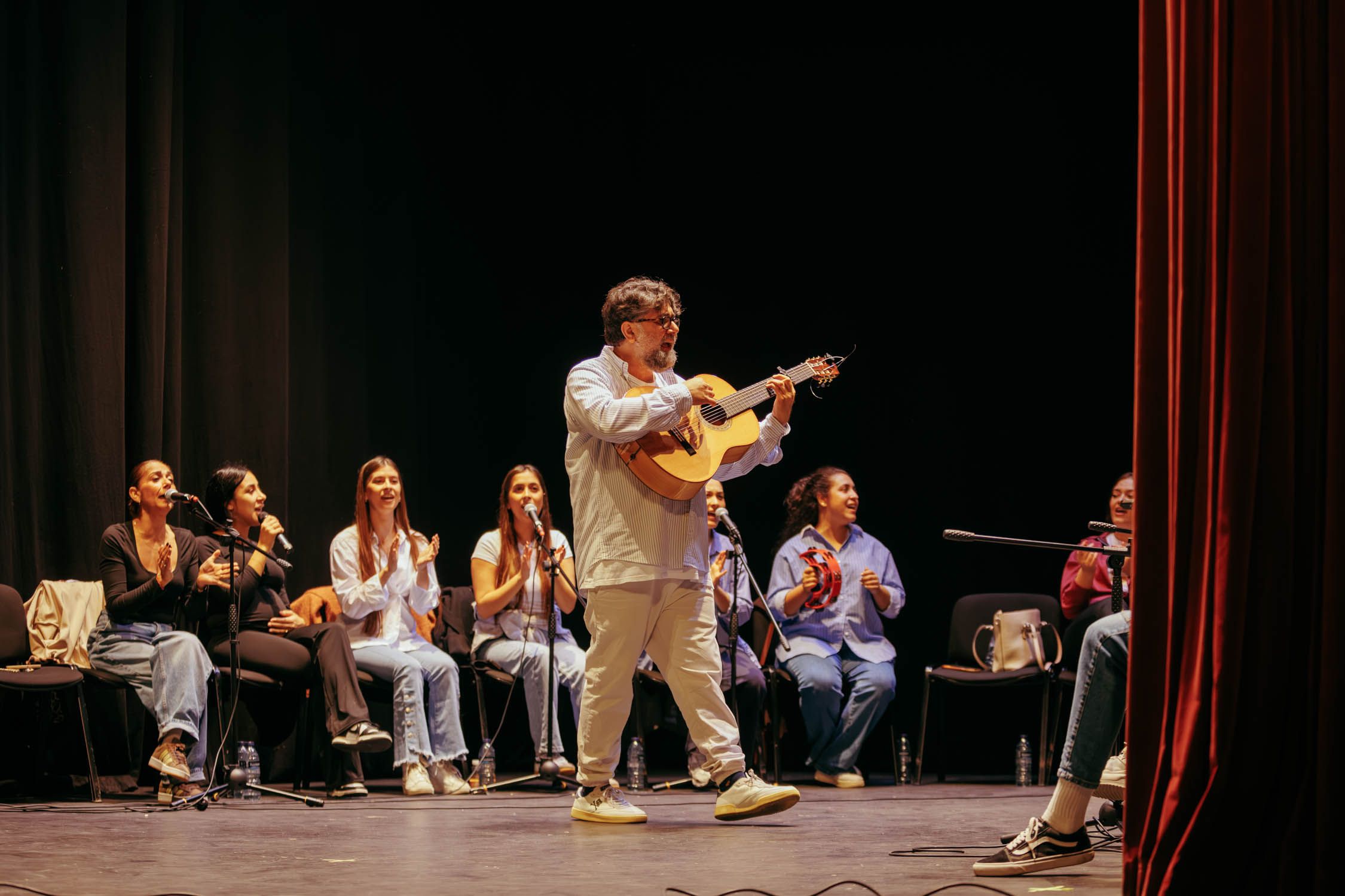 Ensayo de Así canta Jerez en Navidad, con Luis de Perikín, previo al concierto de esta tarde en la Alameda Cristina.