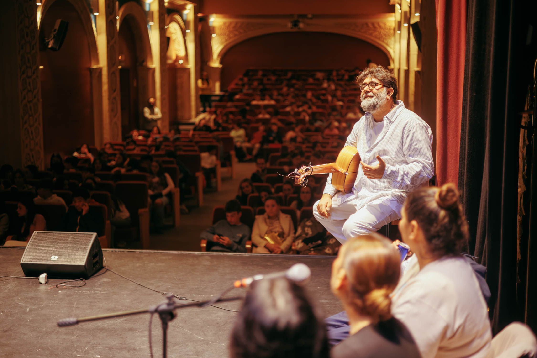 Luis de Perikín dando instrucciones en la Sala Compañía durante el ensayo abierto de Así Canta Jerez en Navidad.