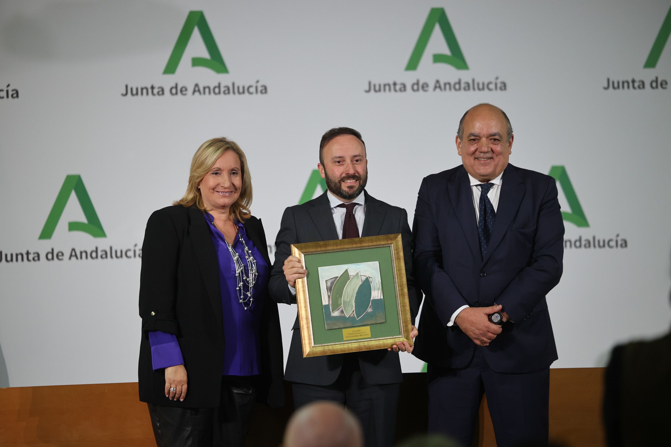 El director general de Comunicasur Media, editora de lavozdelsur.es, recogiendo el premio concedido por la Federación Andaluza de Asociaciones Pesqueras, junto a la viceconsejera Consolación Vera y el presidente de FAAPE, José María Gallart. El director general de Comunicasur Media, editora de lavozdelsur.es, recogiendo el premio concedido por la Federación Andaluza de Asociaciones Pesqueras, junto a la viceconsejera Consolación Vera y el presidente de FAAPE, José María Gallart.
