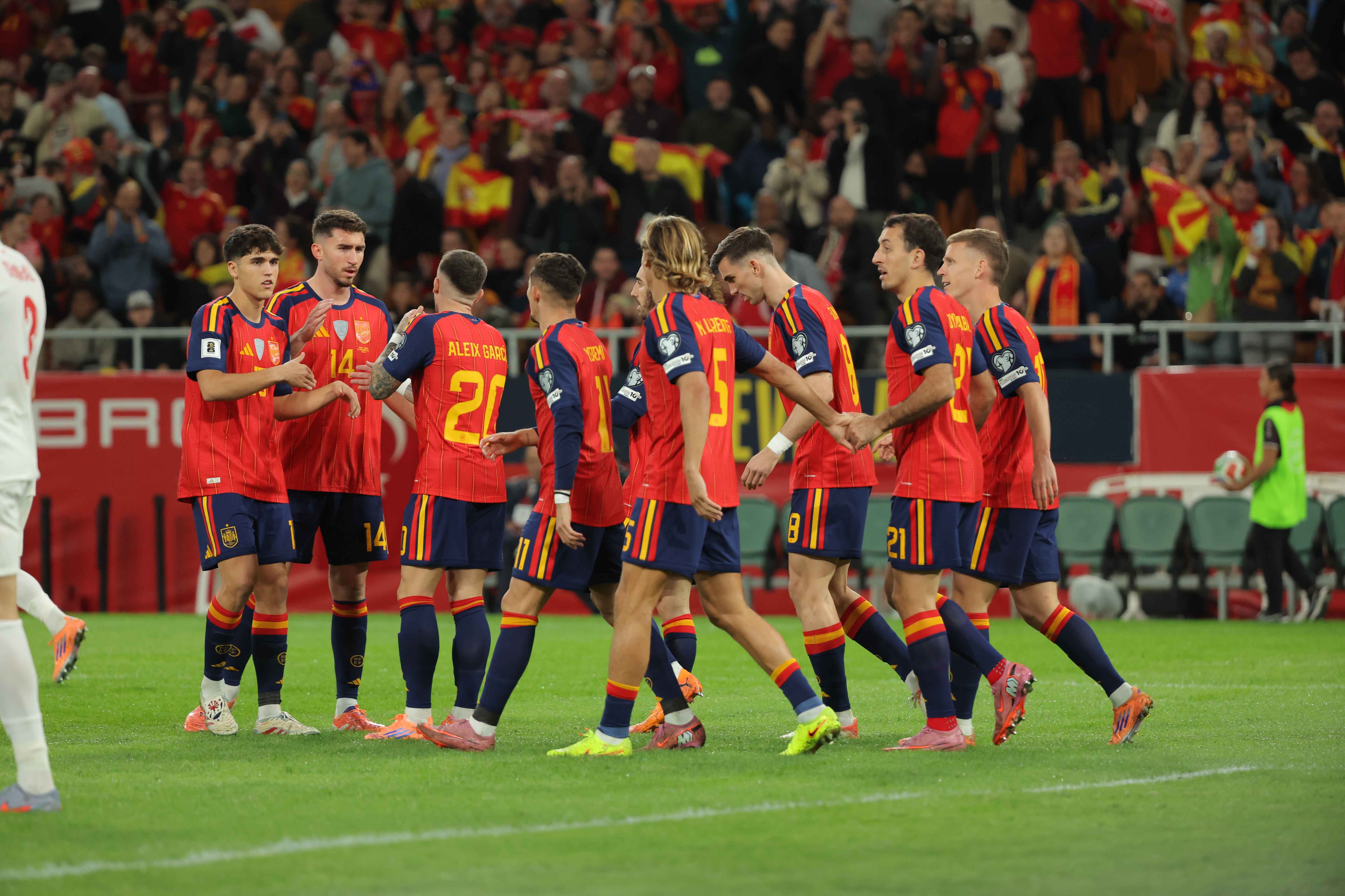 Los jugadores de España celebran el tanto del empate a dos.   FOTO: KITO DOÑA