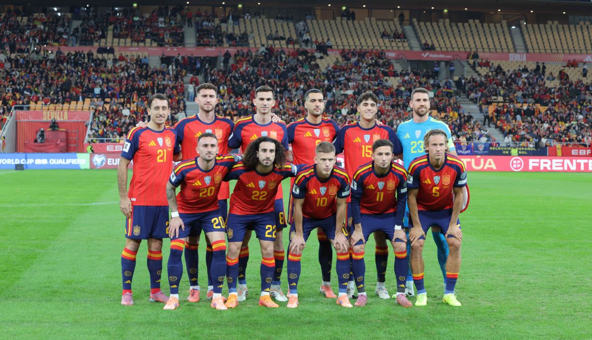 El once de España, con muchas butacas vacías al fondo.
