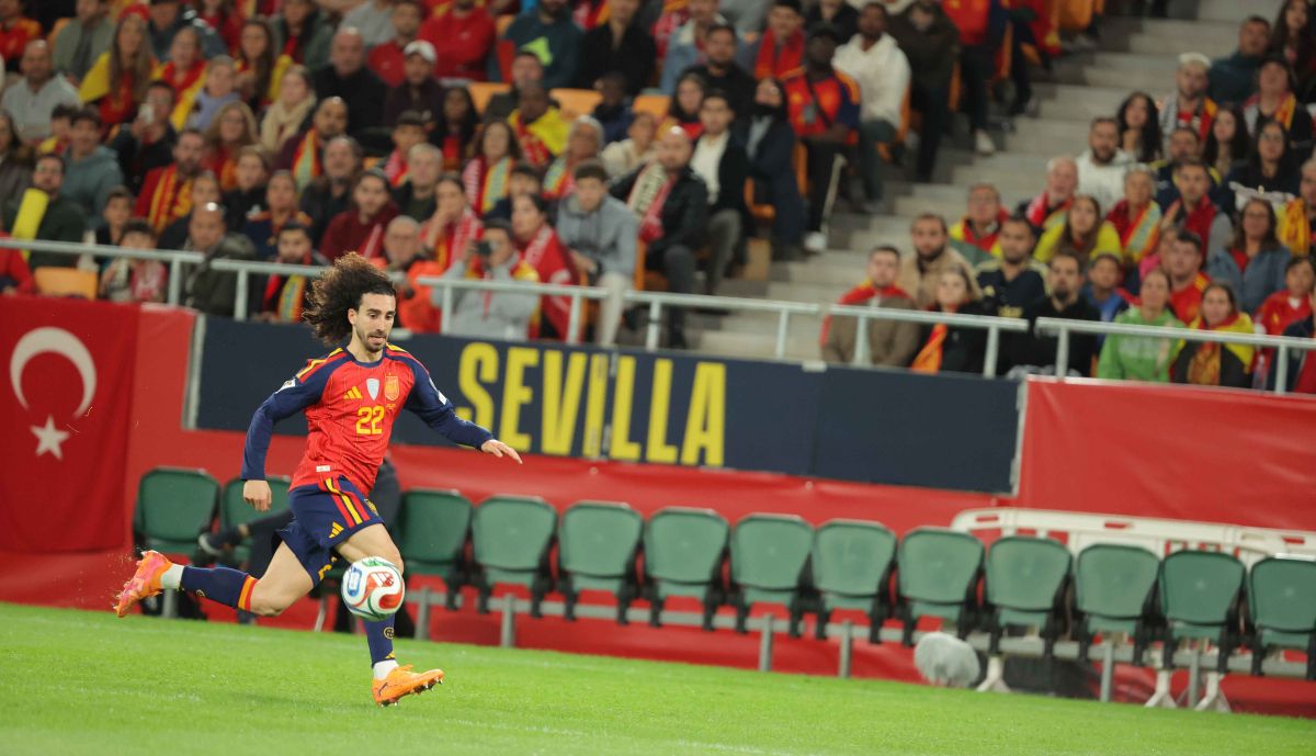 Cucurella, con un cartel de Sevilla al fondo.