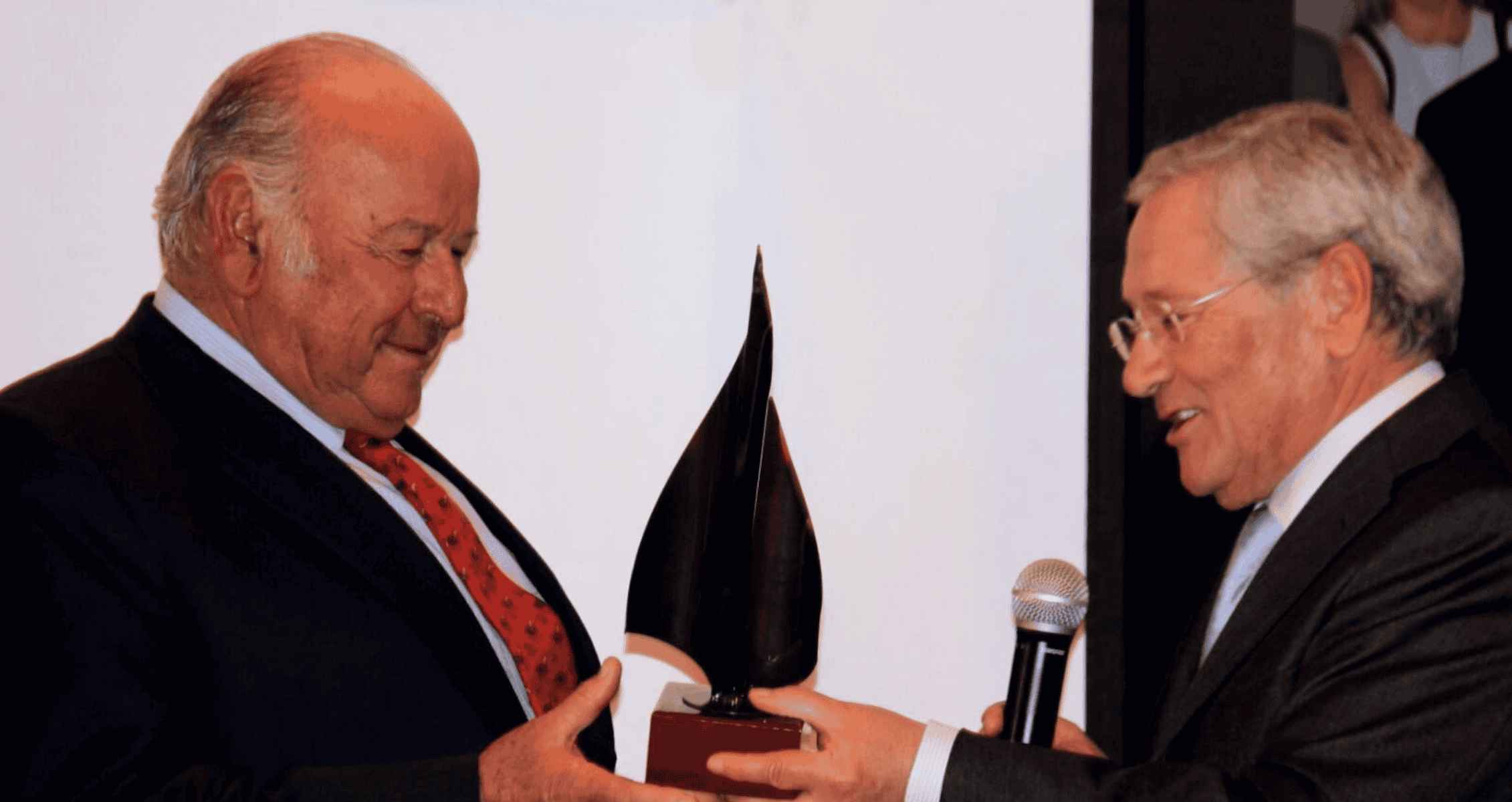 Fernando Ónega, entregando a Álvaro Domecq la disticnión de Embajador de la Provincia de Cádiz.