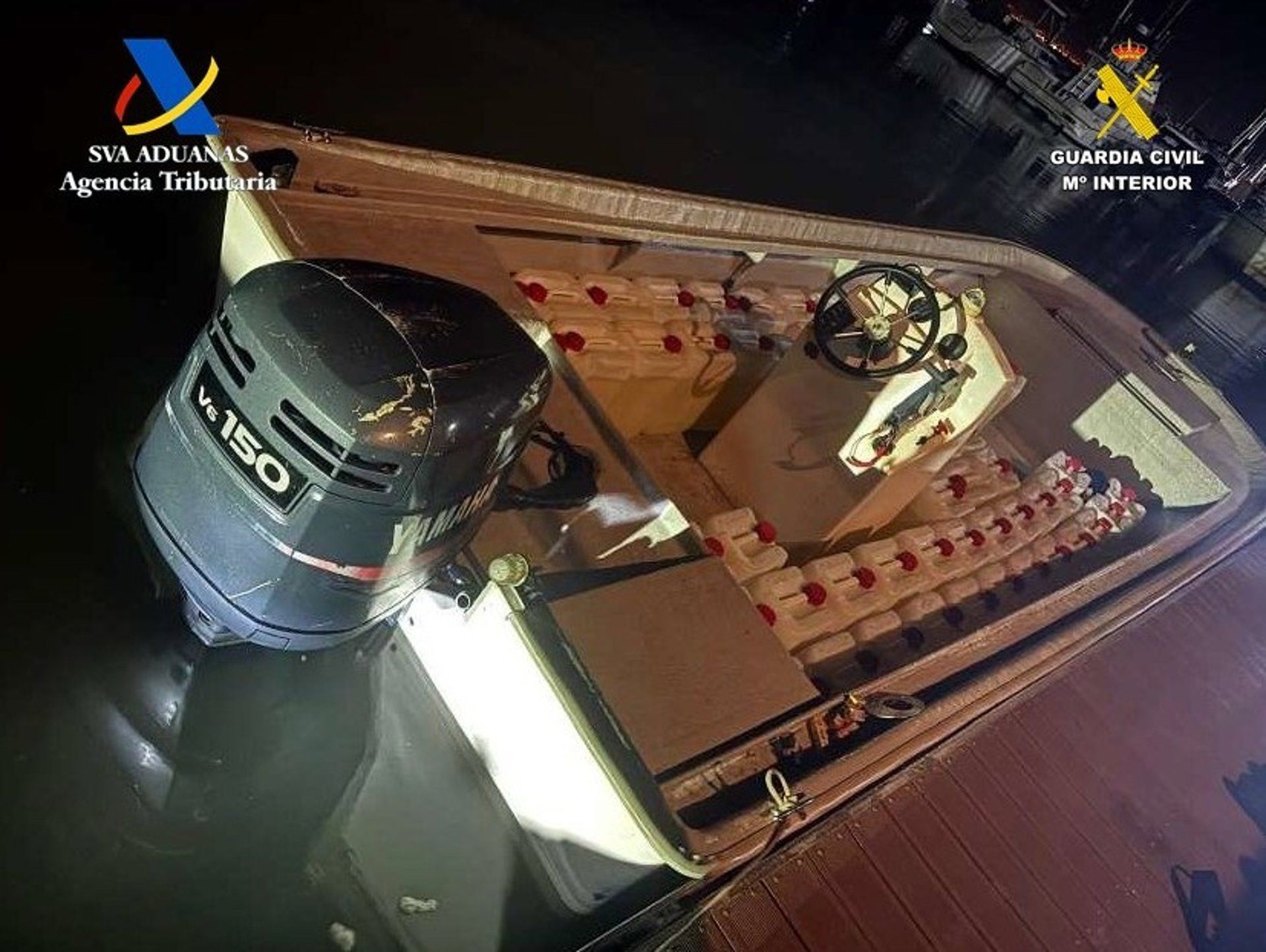 Petacas de gasolina incautadas en una embarcación intervenida.