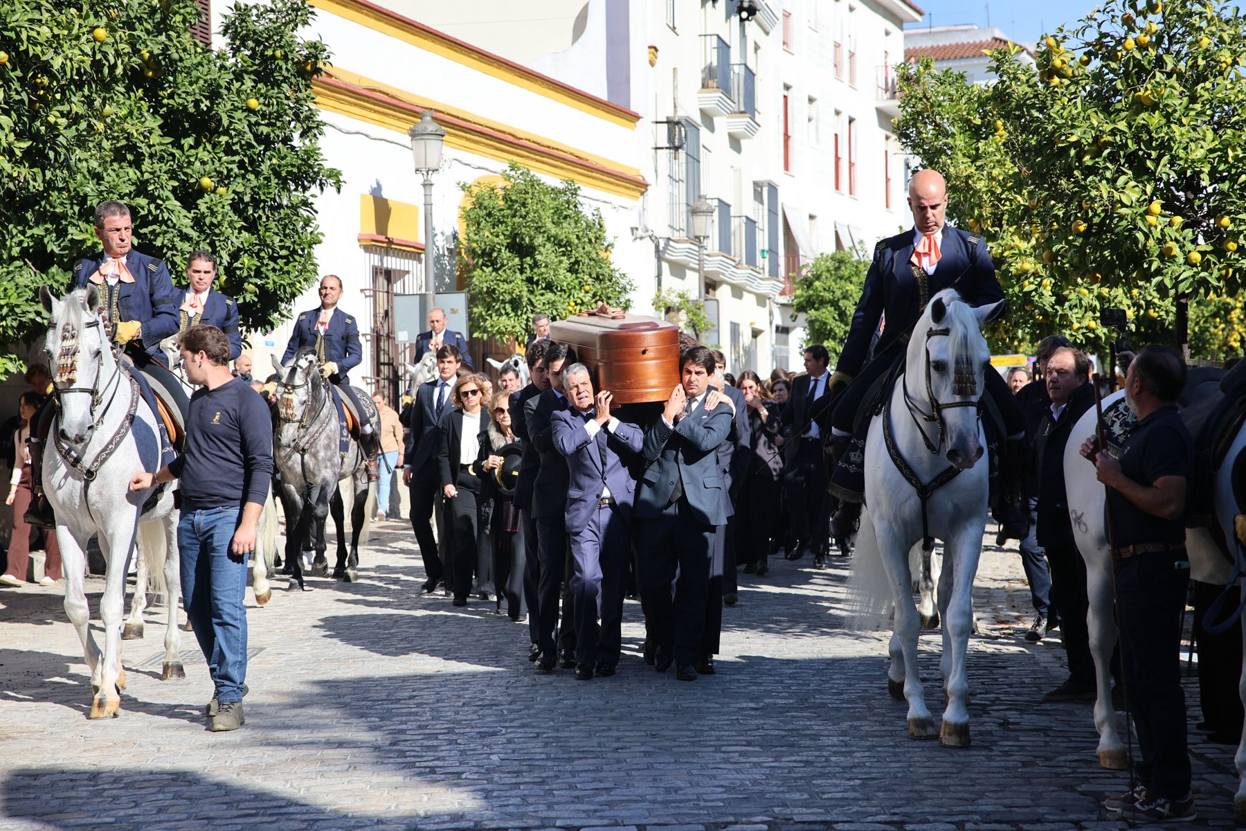El féretro de Álvaro Domecq, escoltado por caballos de la Real Escuela. El féretro de Álvaro Domecq, escoltado por caballos de la Real Escuela.