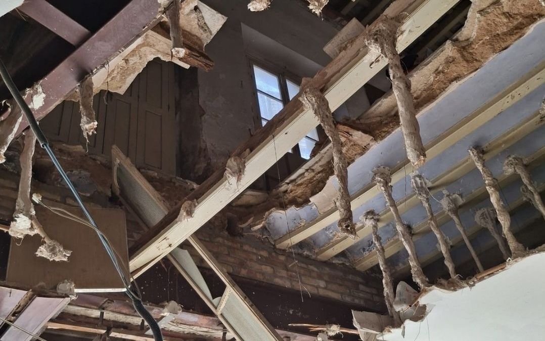 Estado del techo tras el desprendimiento en el local de San Fernando.