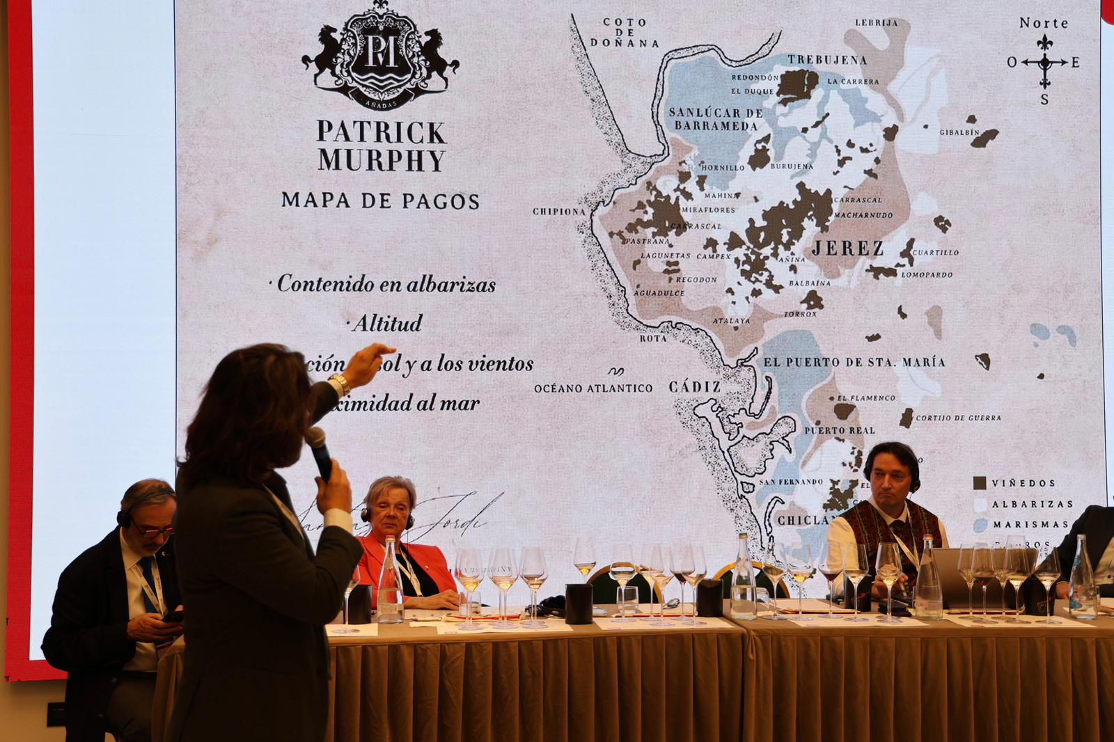 Santiago Jordi, en un momento de su 'máster class', con un mapa del Marco de Jerez al fondo.