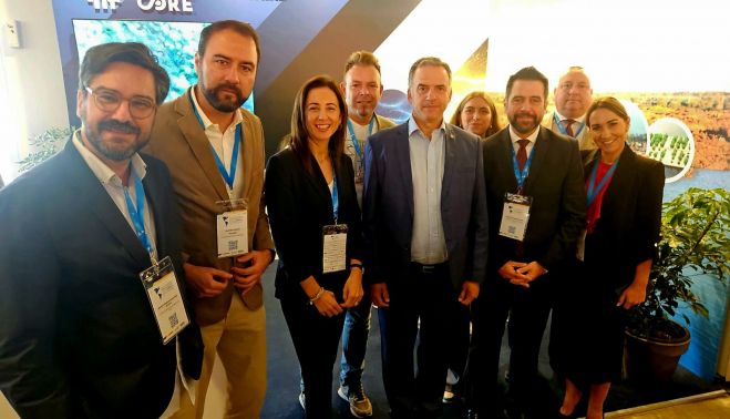 La repsentaciòn d ela Zpna Franca de Cádiz posando en el estand ubicado en 