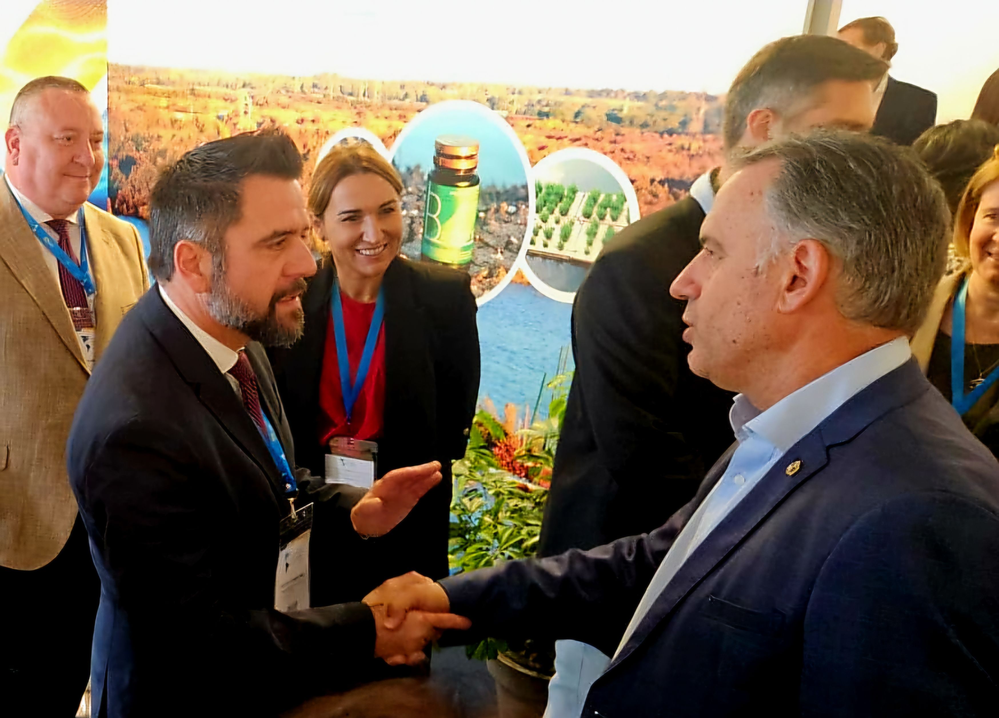 El presidente de la República Oriental del Uruguay, Yamandú Orsi, saudando al delegado estatal de la Zona Franca de Cádiz.