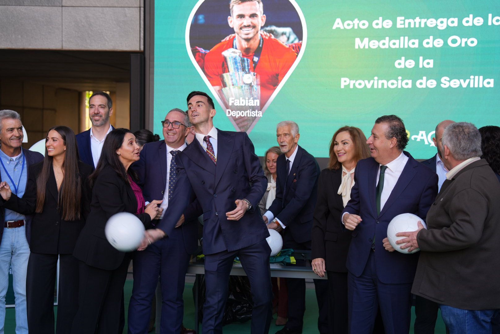 El futbolista lanzó balones al público al final del acto.