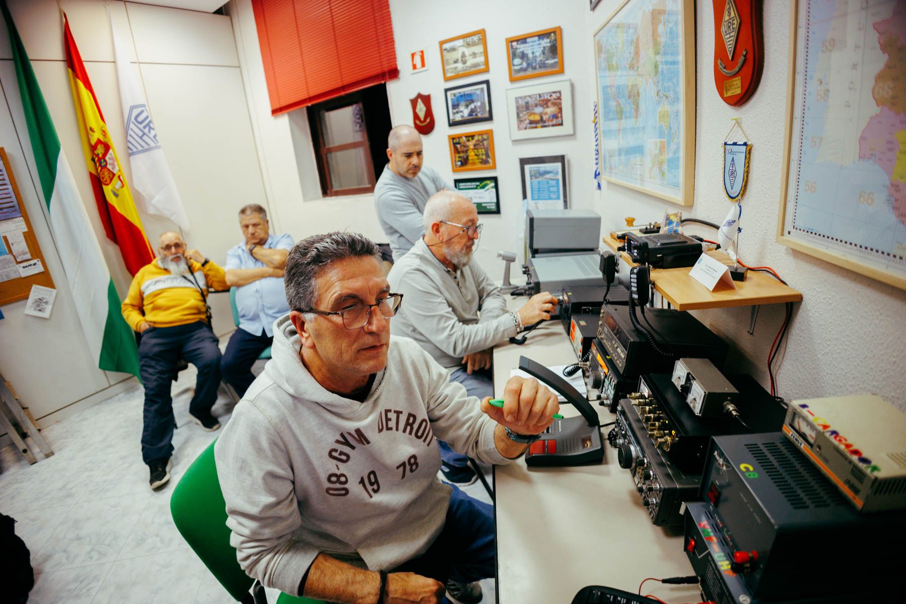 Grupo de Jerez de la Asociación de Radio Unión de Radioaficionados Españoles, con dispositivos que pueden servir en casos de emergencias.