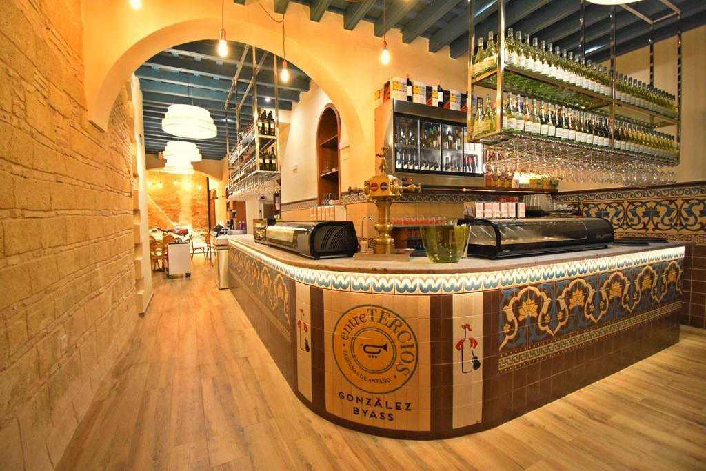 Entre tercios, tabernas de antaño cambia de manos.