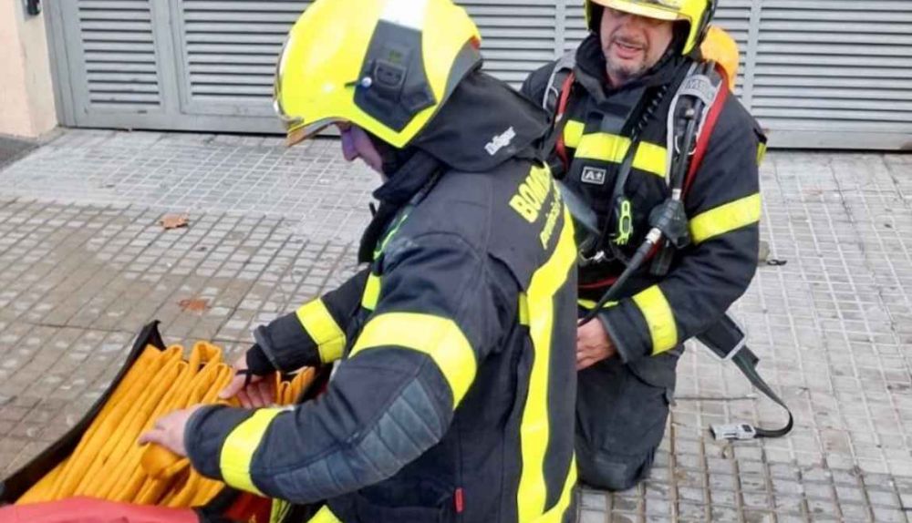Dos de los bomberos que intervinieron en el incendio.   FOTO: CONSORCIO PROVINCIAL DE BOMBEROS