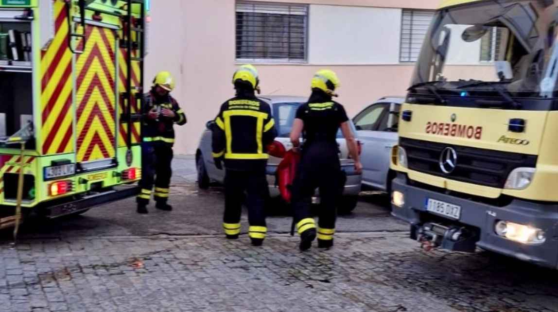 Bomberos, en su intervención en el incendio en una vivienda de El Puerto.   FOTO: CONSORCIO PROVINCIAL DE BOMBEROS