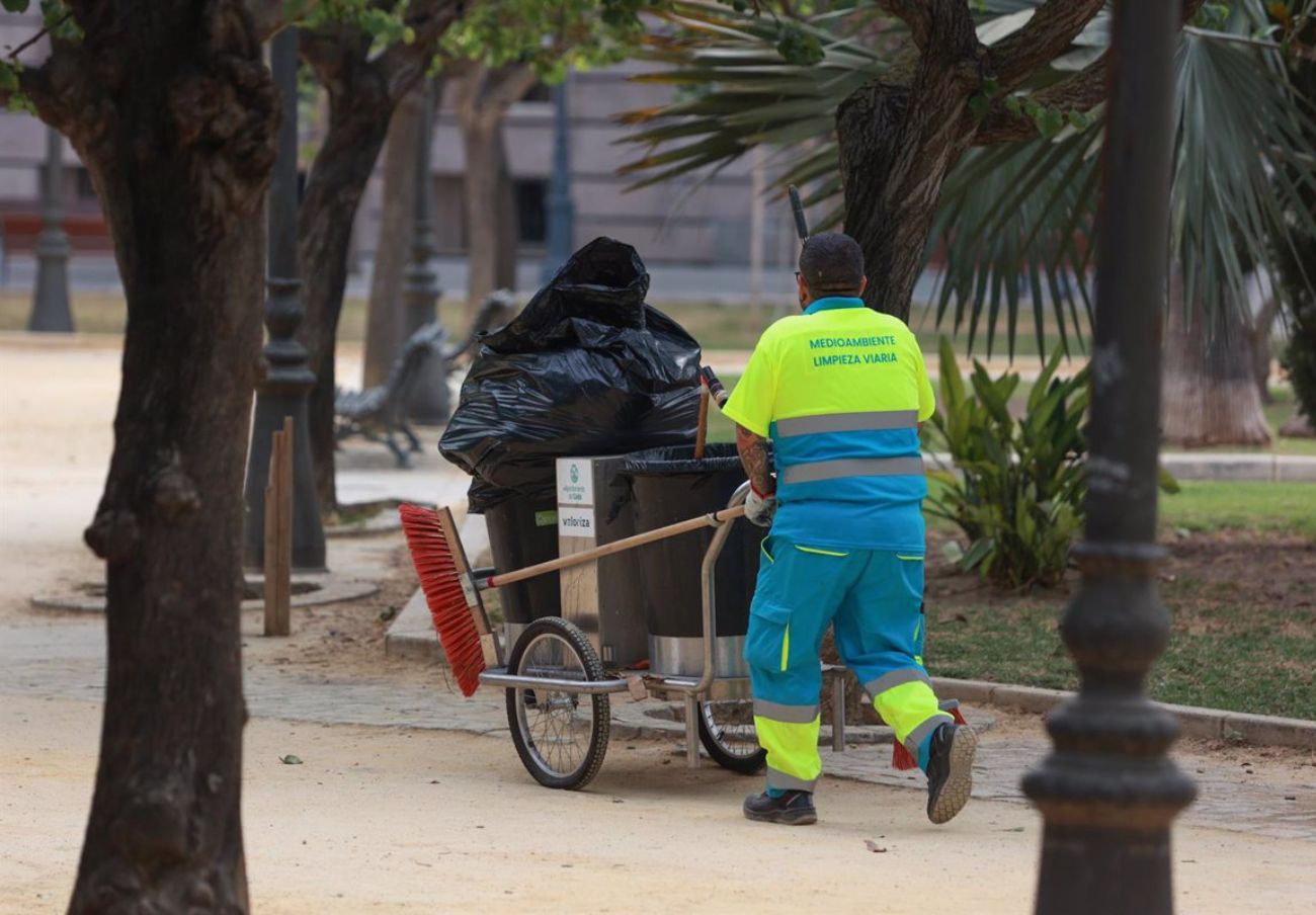 Un trabajador de la limpieza de Mairena. Un trabajador de la limpieza de Mairena.