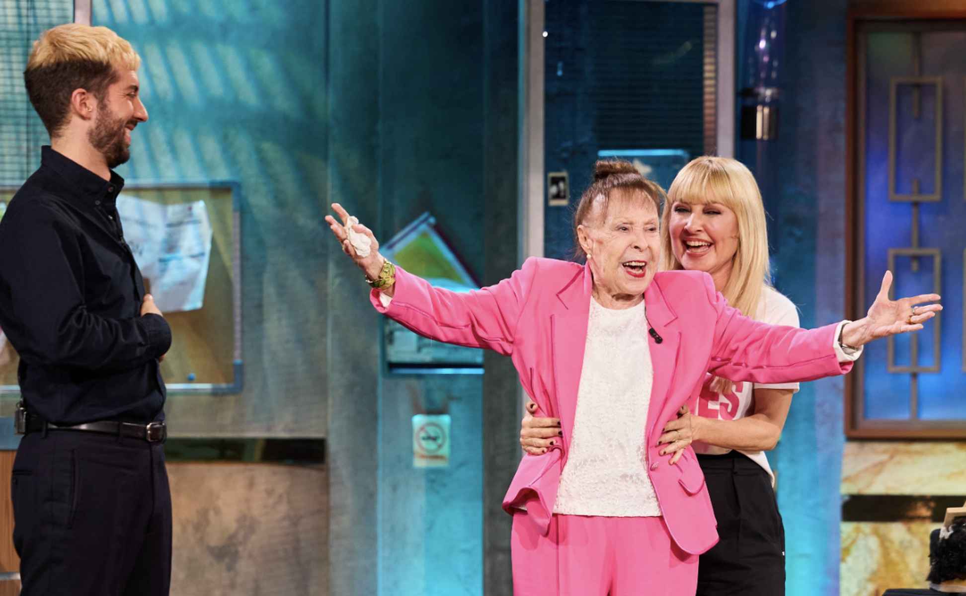 Gemma Cuervo, junto a su hija Cayetana, ante la atenta mirada de David Broncano. Gemma Cuervo, junto a su hija Cayetana, ante la atenta mirada de David Broncano.