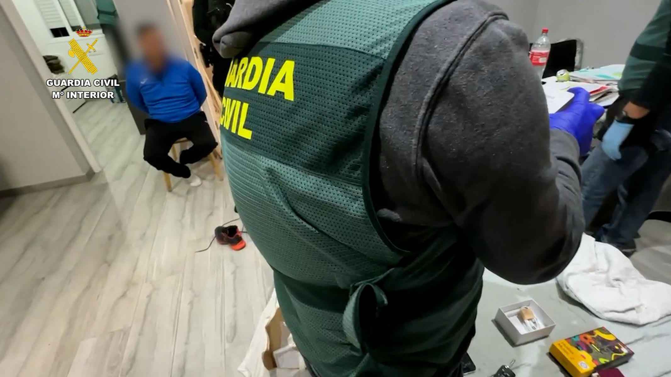 Imagen de uno de los registros realizados por la Guardia Civil. Imagen de uno de los registros realizados por la Guardia Civil.