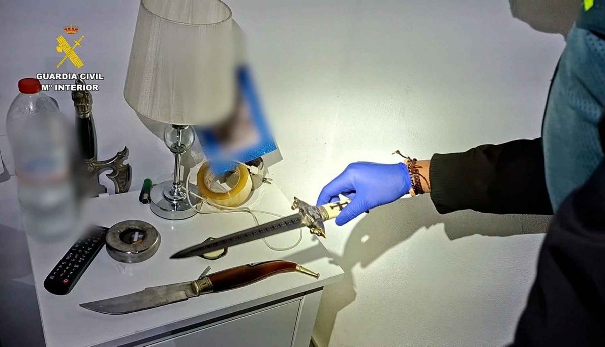 Los cuchillos que tenía en una mesita uno de los detenidos.