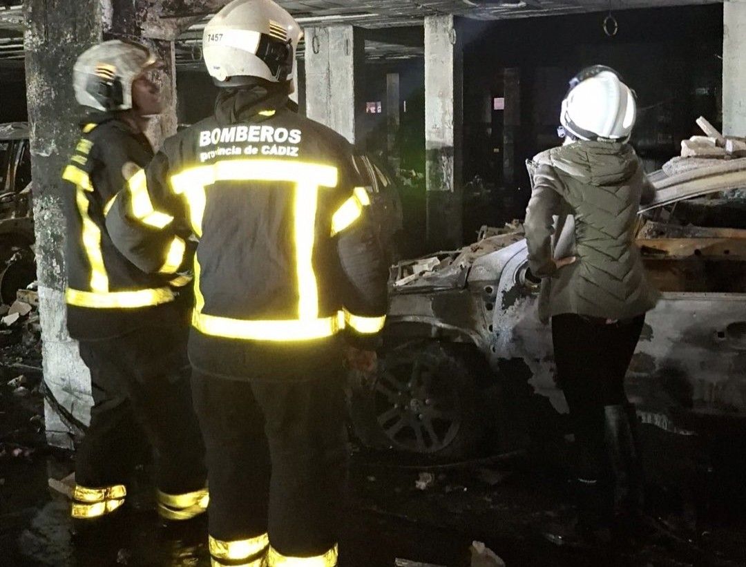 Incendio en un garaje subterráneo de Puerto Real. Incendio en un garaje subterráneo de Puerto Real.