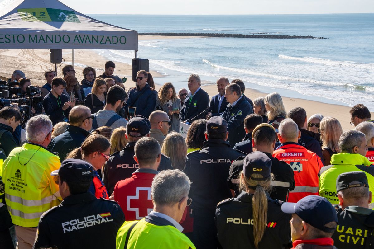 Atril instalado sobre la playa de Santa María del Mar para realizar el balance del simulacro. Atril instalado sobre la playa de Santa María del Mar para realizar el balance del simulacro.