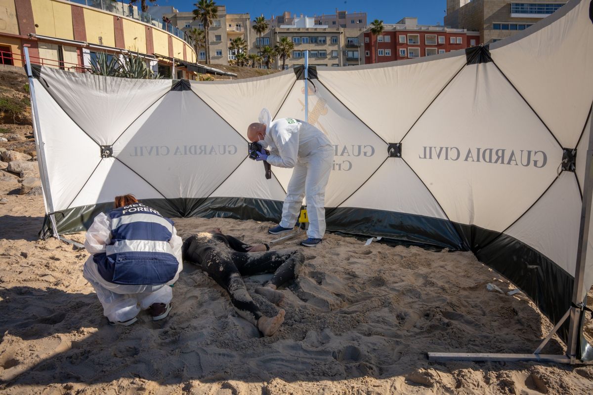 Identificación forense en un momento del simulacro, sobre la playa. Identificación forense en un momento del simulacro, sobre la playa.