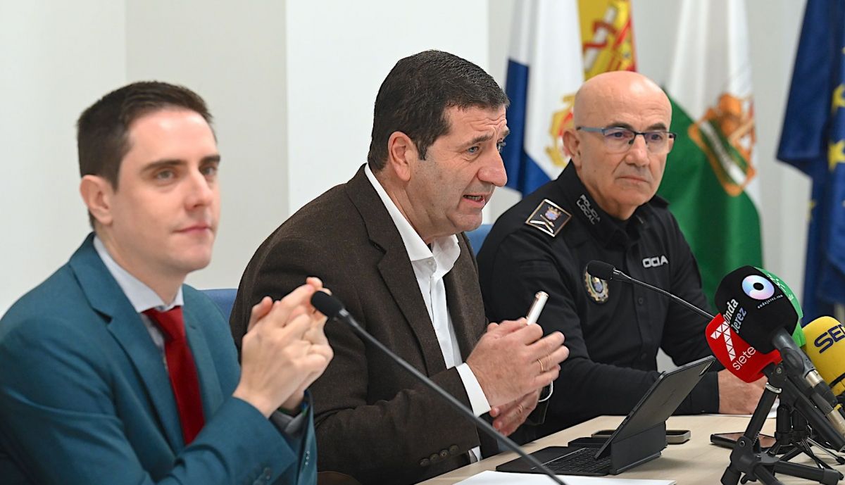 Los tenientes de alcaldesa Jaime Espinar e Ignacio Martínez, con el jefe de la Policía Local.