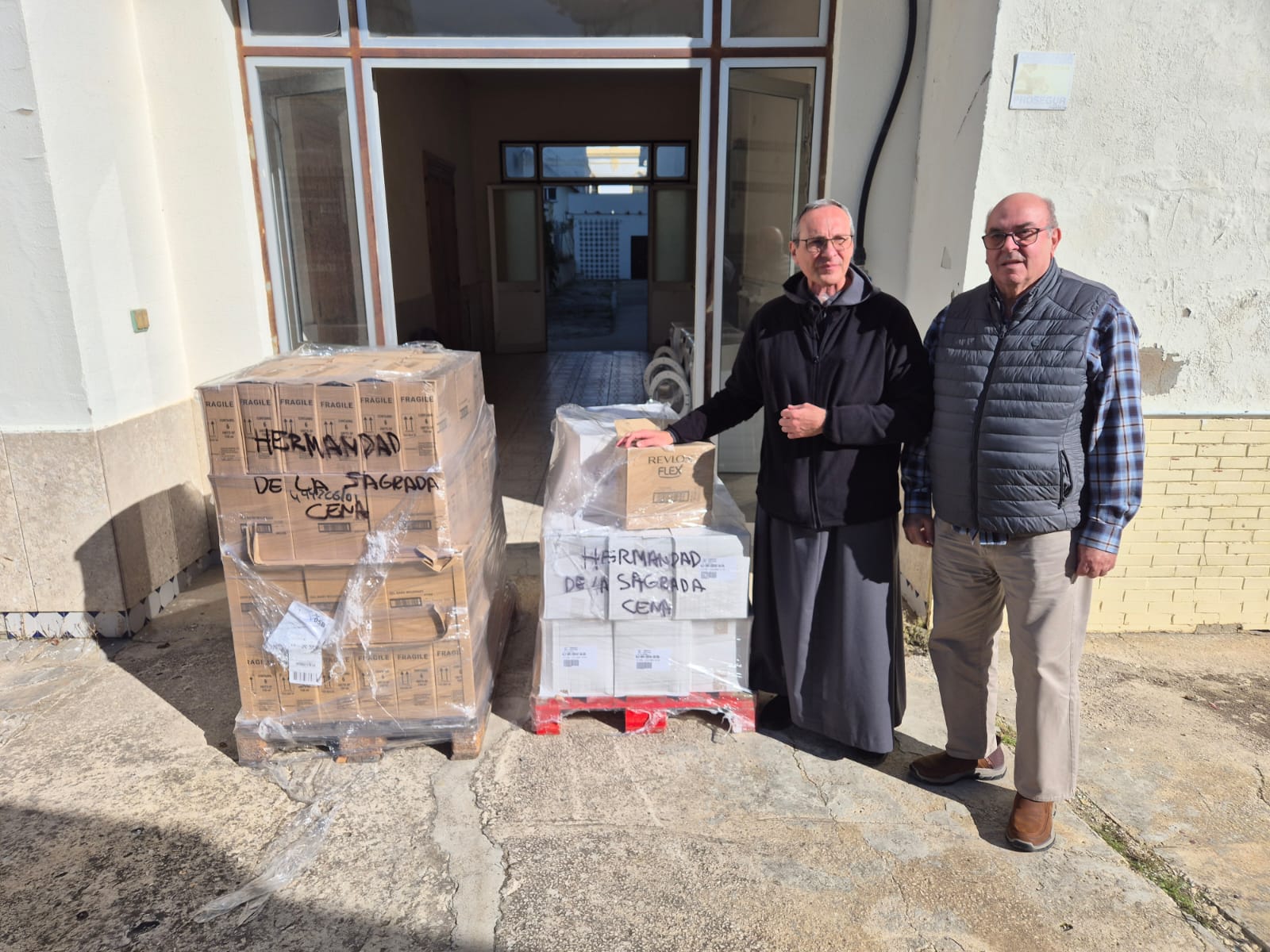 El hermano Carlos y Manuel Muñoz Natera entregando los productos al Hogar San Juan.