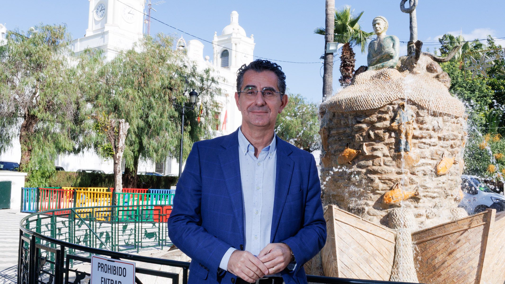 Miguel Molina, alcalde de Barbate, en el parque situado frente al Ayuntamiento.