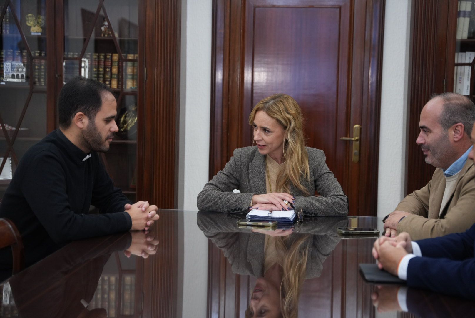 Reunion de Almudena Martinez con el párroco del Divino Salvador de Vejer.