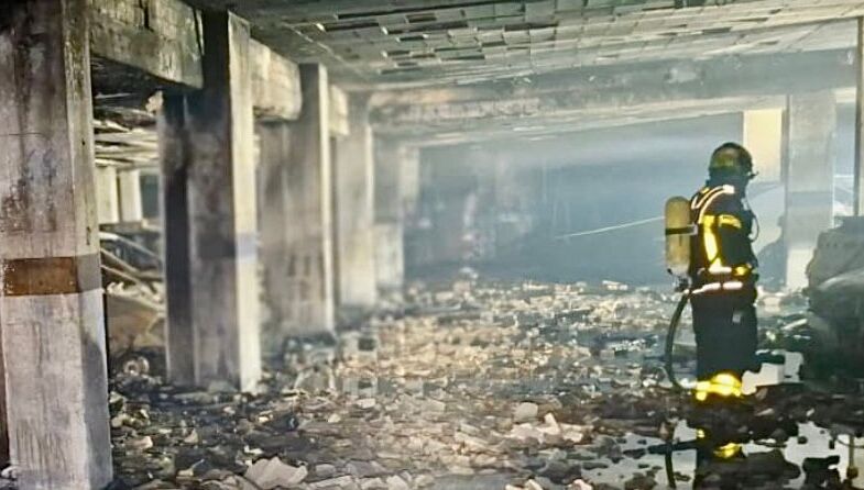 Los bomberos del Consorcio de la provincia, actuando en el lugar del incendio.