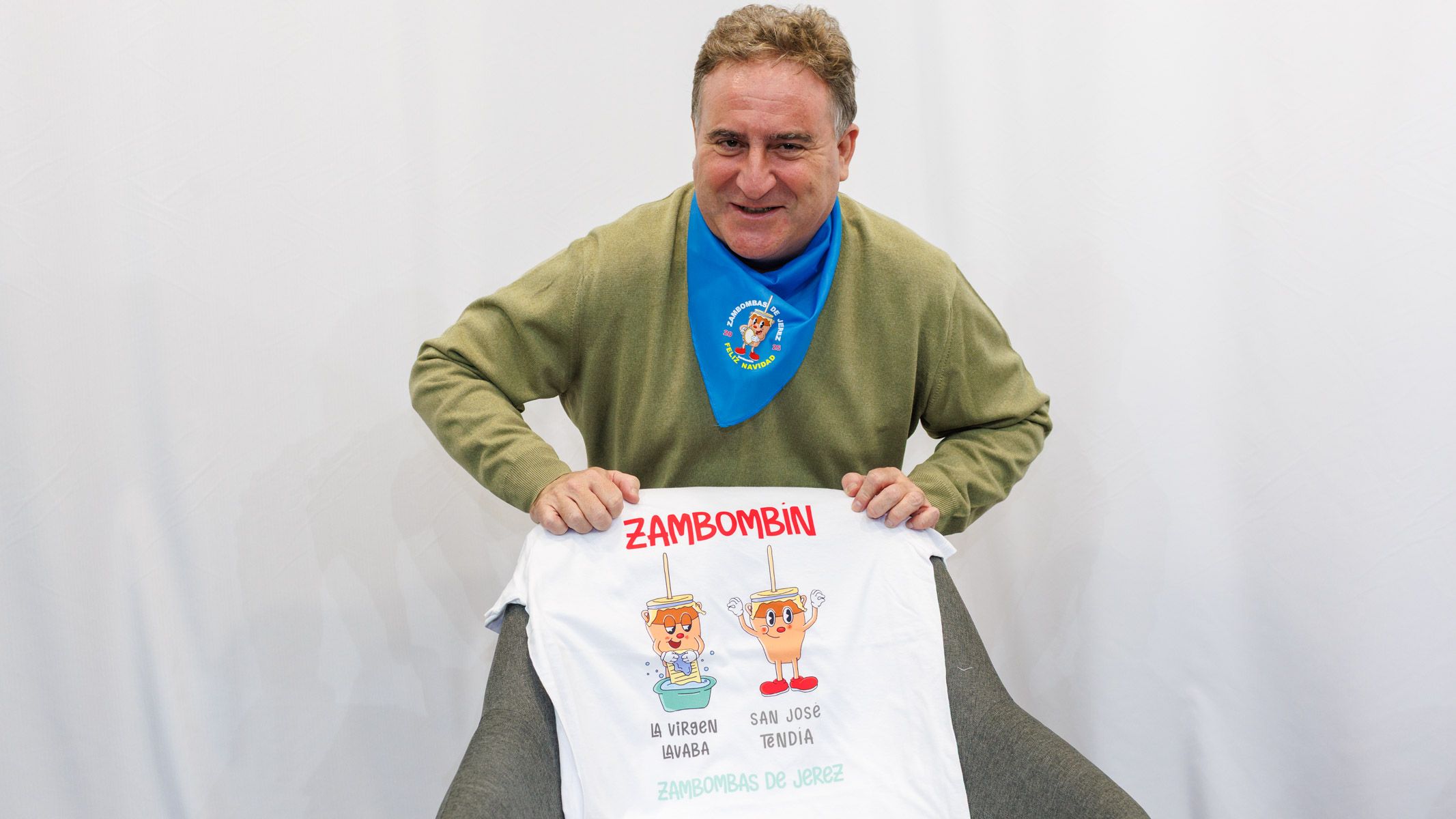 José Durán, con una camiseta y un pañuelo con Zambombín, serio aspirante a ser nueva insignia de la Navidad jerezana. José Durán, con una camiseta y un pañuelo con Zambombín, serio aspirante a ser nueva insignia de la Navidad jerezana.