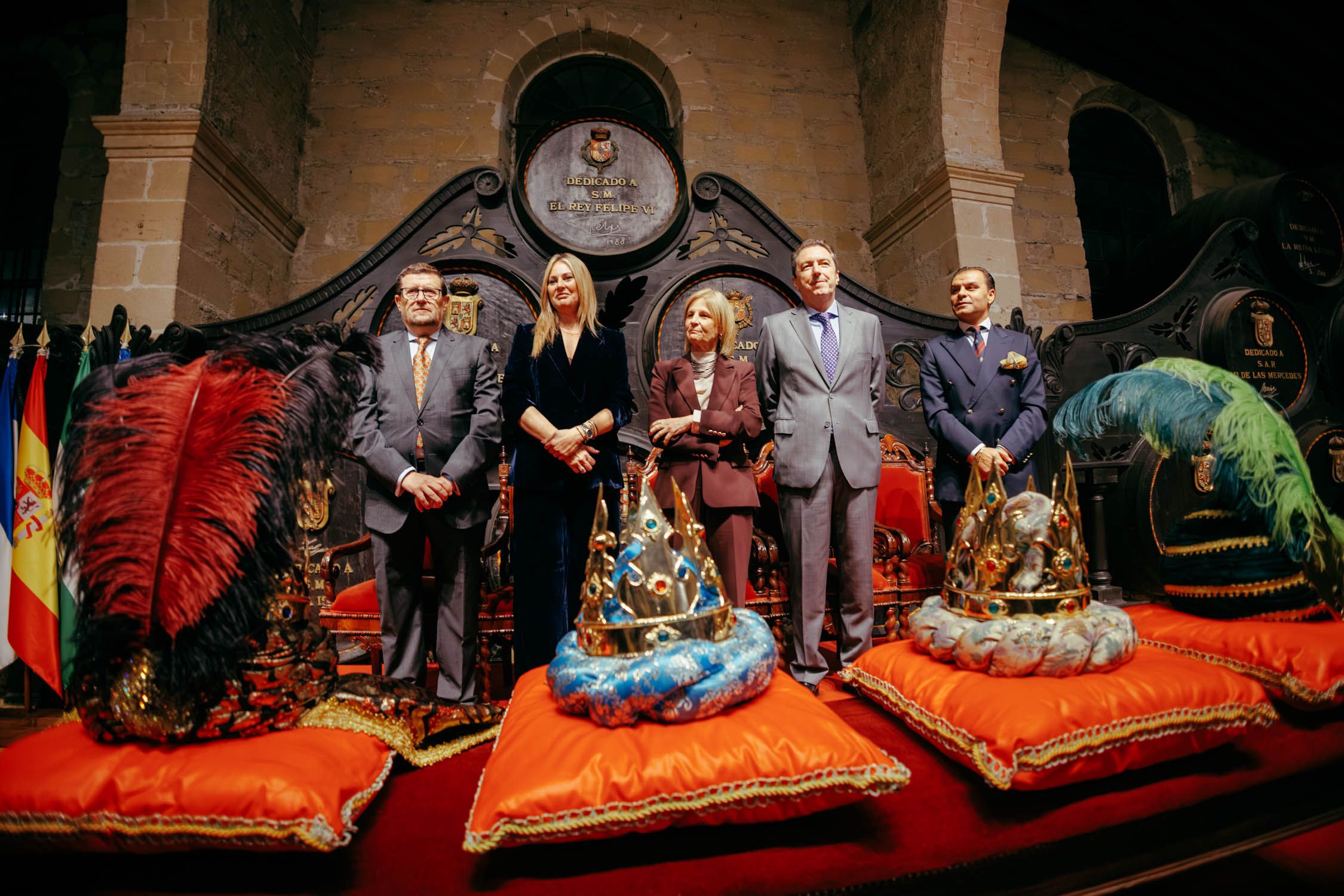 Las coronas de los Reyes Magos, con sus representantes detrás, junto a la alcaldesa y el Cartero Real.
