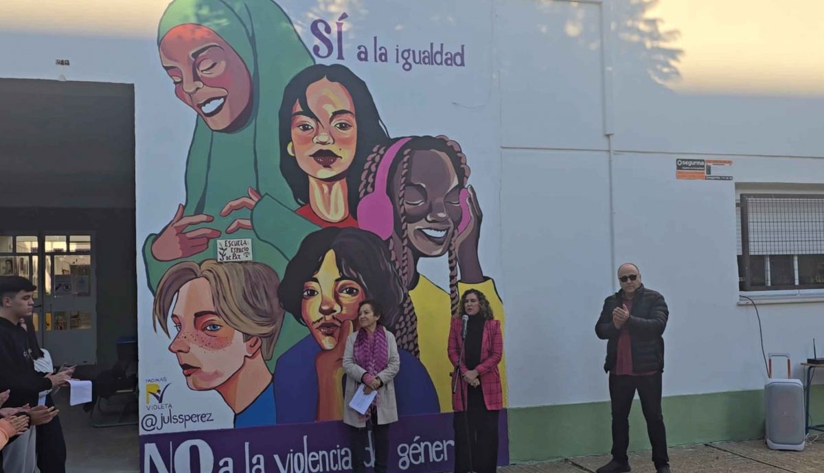Un momento del acto de presentación del mural obra de Julia Pérez. 