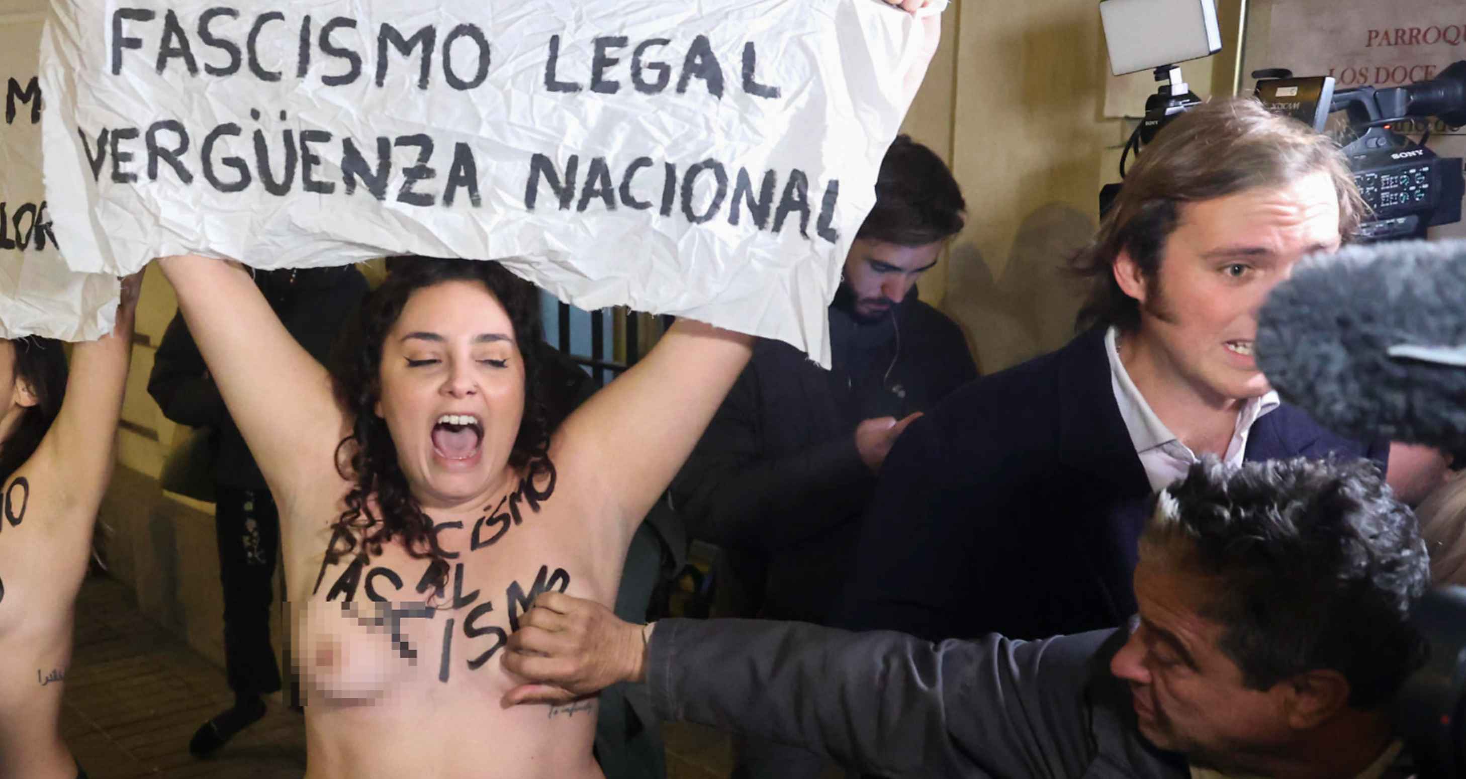 Momento en el que un hombre agarra el pecho de una activista de Femen.