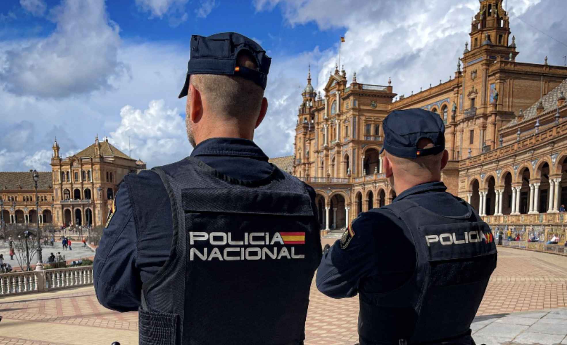 Dos agentes de la Policía Nacional en Sevilla.