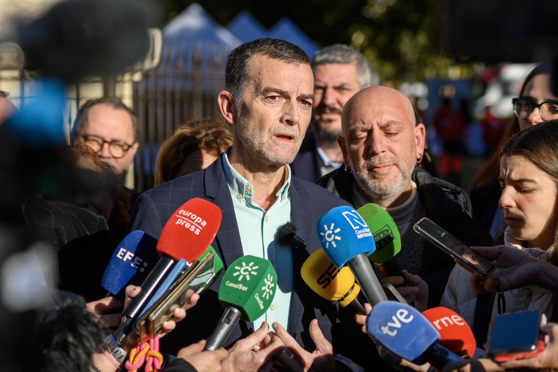 Antonio Maíllo atiende a la prensa tras presentarse como candidato de Por Andalucía.