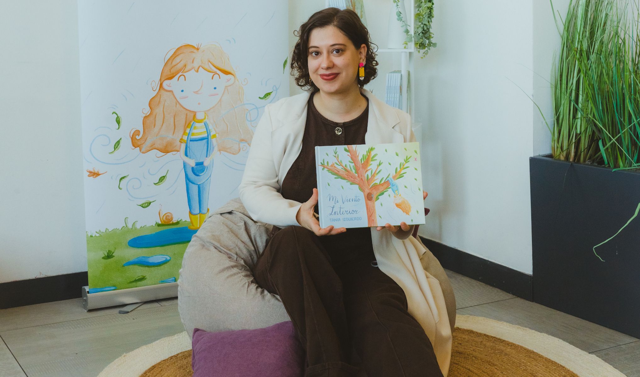 Tania Izquierdo con el libro 'Mi viento interior'.