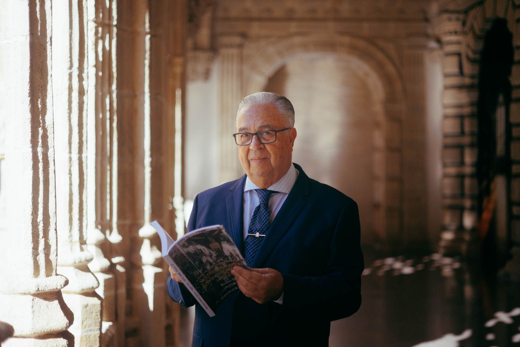 El autor Cristobal Romero con el libro en los Claustros de Sant Domingo. El autor Cristobal Romero con el libro en los Claustros de Sant Domingo.