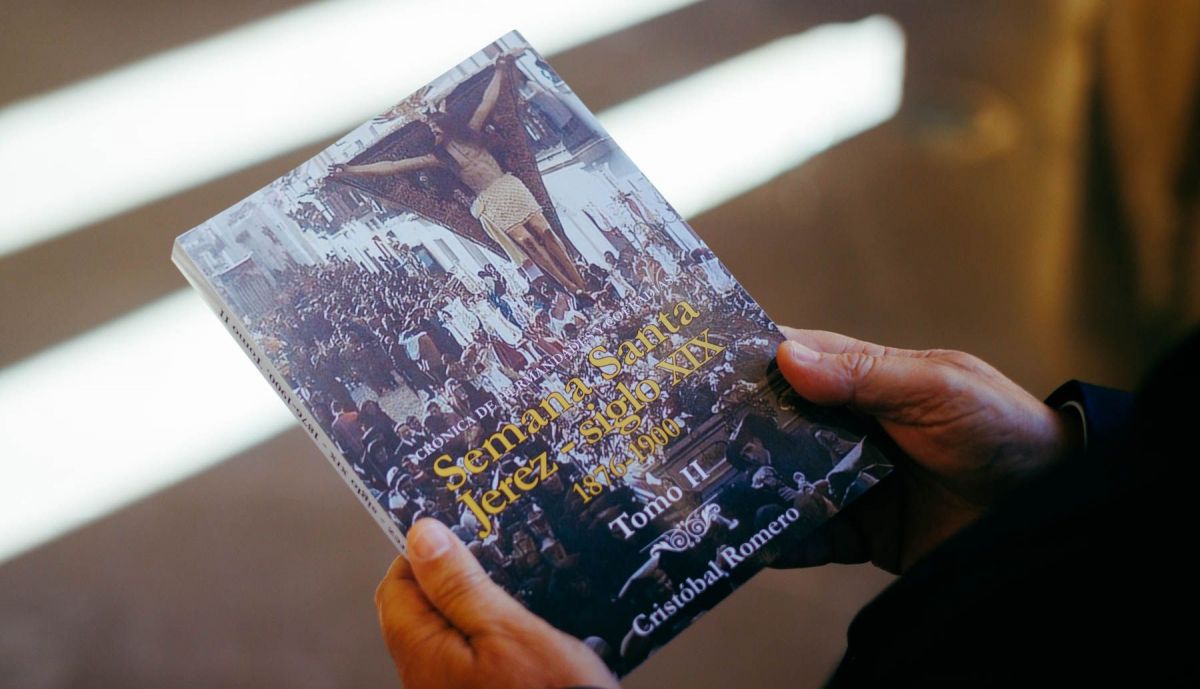 Portada de la publicación en las manos del autor.