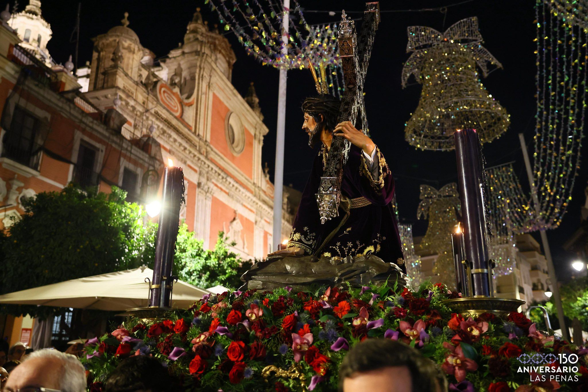 El Señor de las Penas en el traslado del pasado martes, pasando bajo la iluminación navideña. El Señor de las Penas en el traslado del pasado martes, pasando bajo la iluminación navideña.