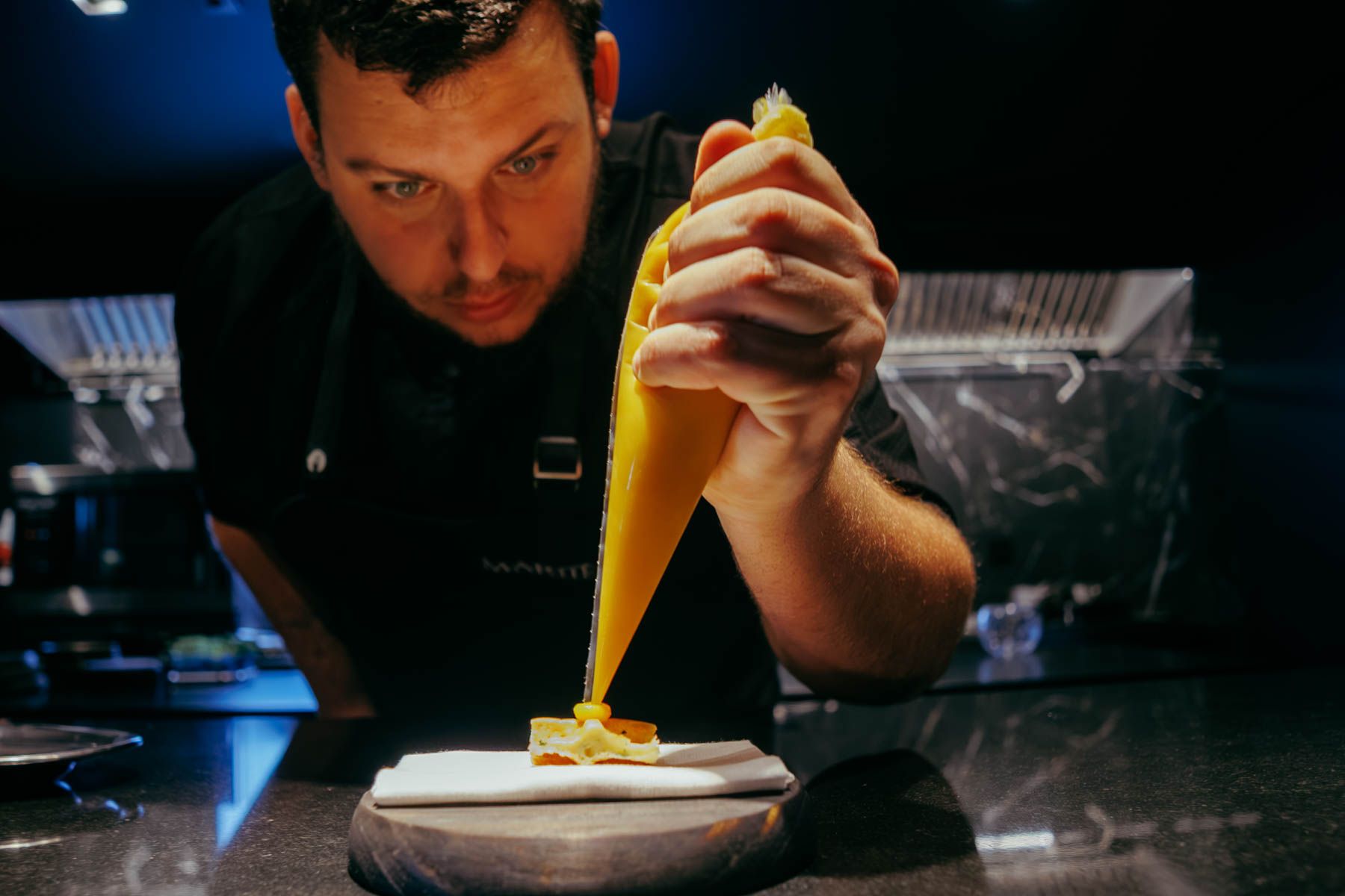 Isidro López elaborando uno de los platos de su propuesta gastronómica.