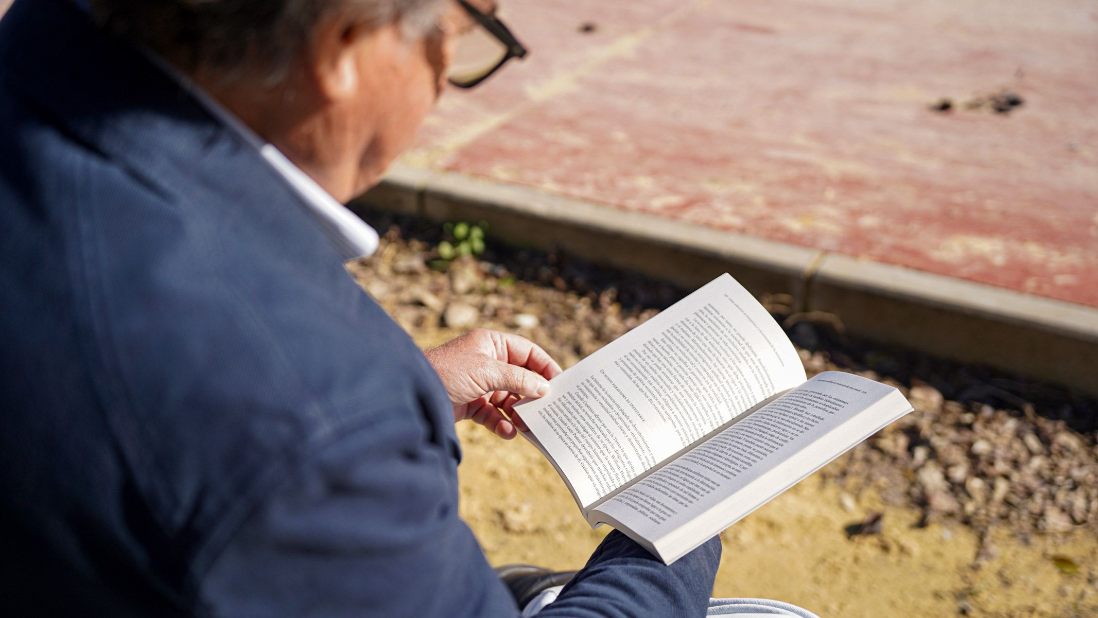 Una persona leyendo un libro en una imagen de archivo.