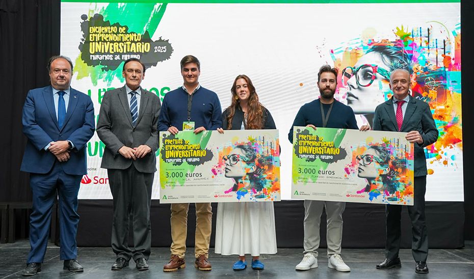 El consejero de Universidad, José Carlos Gómez Villamandos, posa con ganadores de los I Premios Emprendimiento Universitario. El consejero de Universidad, José Carlos Gómez Villamandos, posa con ganadores de los I Premios Emprendimiento Universitario.