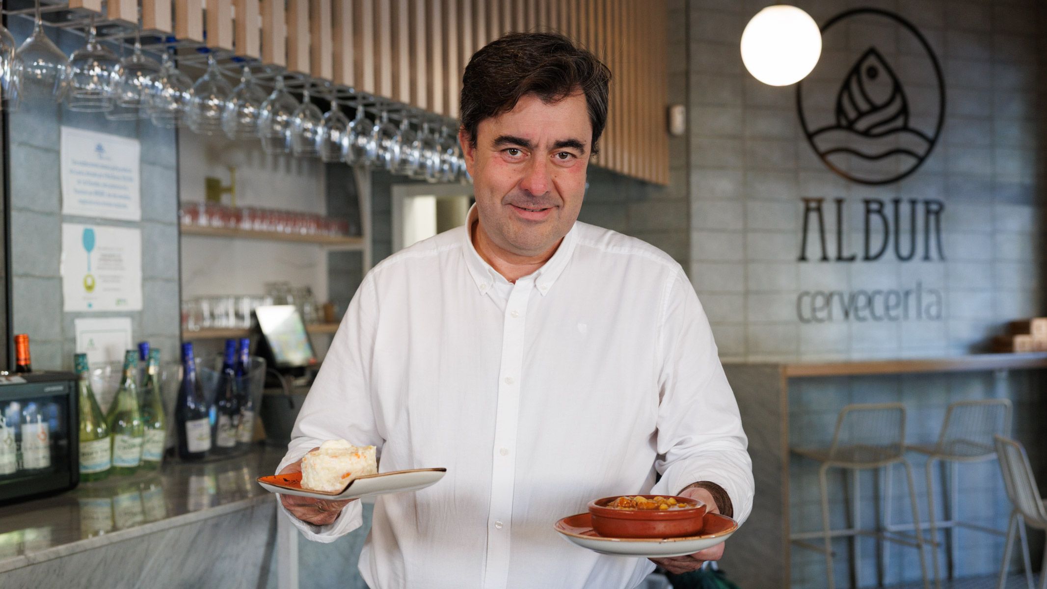 Francis Castell, con dos de las tapas más señeras de Albur. Francis Castell, con dos de las tapas más señeras de Albur.