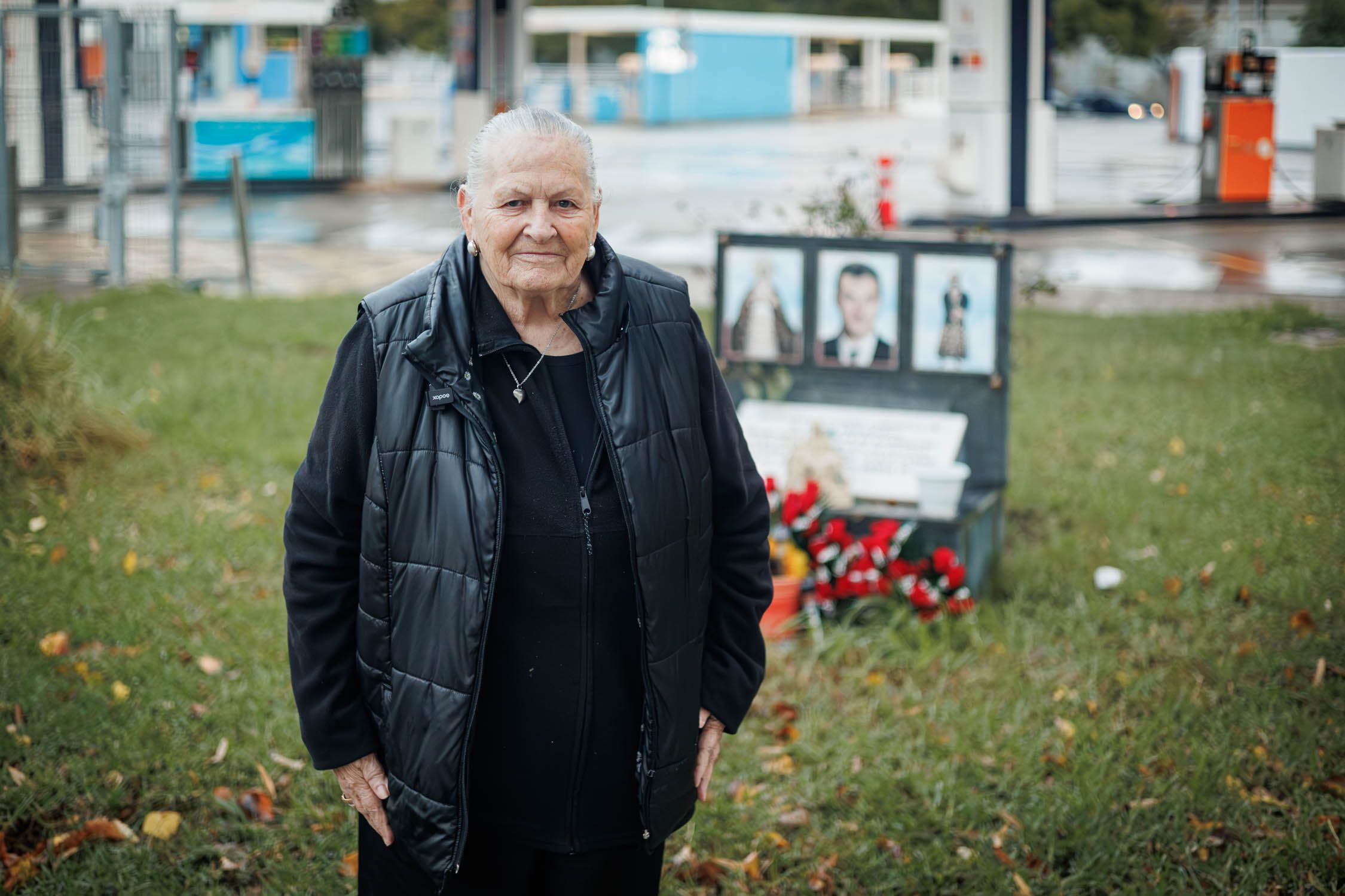 Antonia Castro, frente al monolito en Martín Ferrador que recuerda a su hijo Juan Holgado, ante la gasolinera donde lo asesinaron. Antonia Castro, frente al monolito en Martín Ferrador que recuerda a su hijo Juan Holgado, ante la gasolinera donde lo asesinaron.