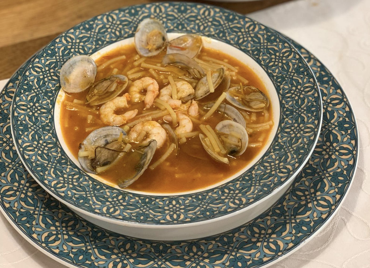 Fideos con coquinas y gambas. Fideos con coquinas y gambas.