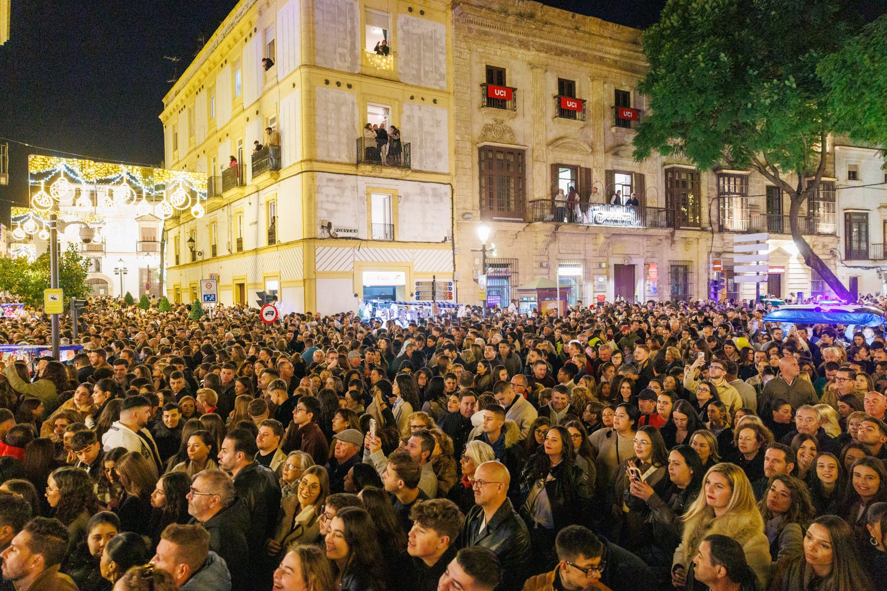 Llenazo la tarde del viernes en el centro de ver para verel encendido y la actuación de Luis de Perikín y su grupo.